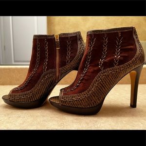 New VINCE CAMUTO BROWN MULTI SUEDE LEATHER OPEN TOE HIGH HEELED ANKLE BOOTIE 8